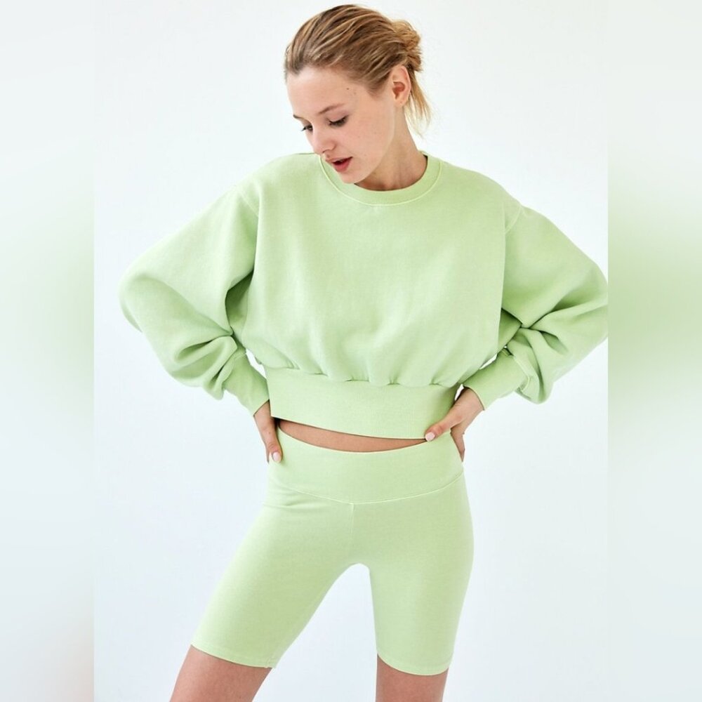 Aritzia TNA Perkins Sweatshirt Cropped Dolman Sleeve Crewneck GreenSize M